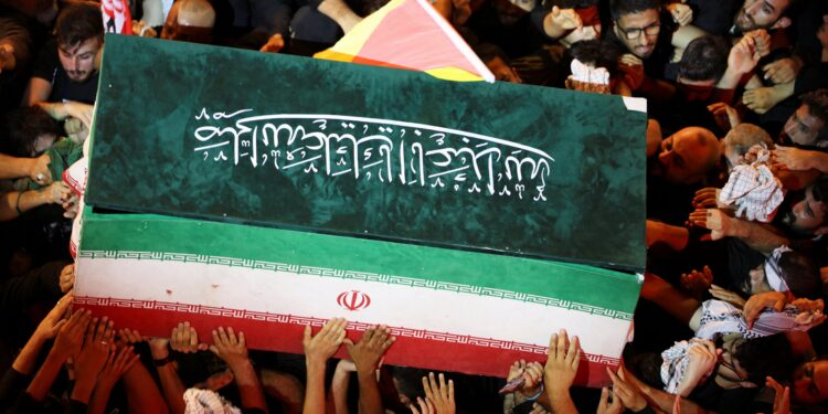 El régimen de Irán se prepara para sepultar a Ali Khamenei tras nuevos ataques a los aliados de EEUU en el Golfo