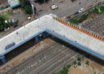 Restituyeron a los ingenieros responsables de un puente en India con una insólita curva mientras la obra sigue inhabilitada
