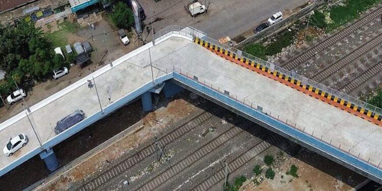 Restituyeron a los ingenieros responsables de un puente en India con una insólita curva mientras la obra sigue inhabilitada