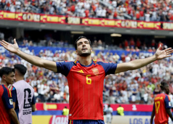 Mikel Merino no entiende de muros y lleva a España a semifinales