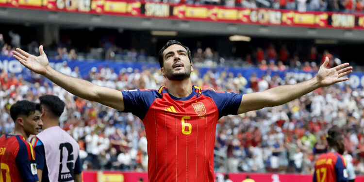Mikel Merino no entiende de muros y lleva a España a semifinales