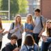 Qué efectos adversos generó el veto de celulares en las escuelas británicas, según un estudio