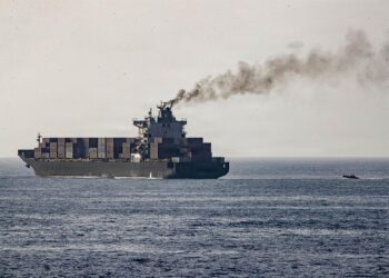 Irán informó que un petrolero explotó tras chocar con una mina marina en el Estrecho de Ormuz