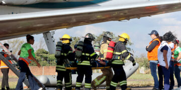 Simulacro de accidente aéreo moviliza a 500 personas en el aeropuerto El Trompillo