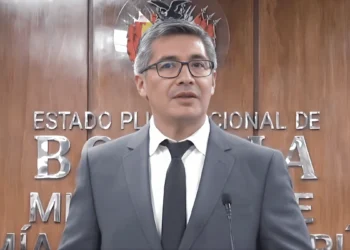 Ministro José Gabriel Espinoza cuestiona legalidad de su censura, anuncia cambios en la Aduana y justifica error en la compra de su vehículo