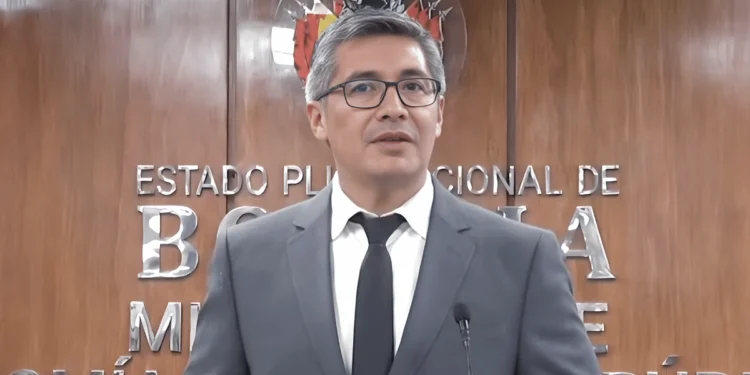 Ministro José Gabriel Espinoza cuestiona legalidad de su censura, anuncia cambios en la Aduana y justifica error en la compra de su vehículo