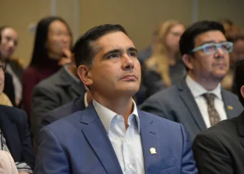 Rodrigo Paz destituye a José Gabriel Espinoza tras censura legislativa y designa a Oscar Mario Justiniano como ministro interino de Economía