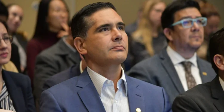 Rodrigo Paz destituye a José Gabriel Espinoza tras censura legislativa y designa a Oscar Mario Justiniano como ministro interino de Economía