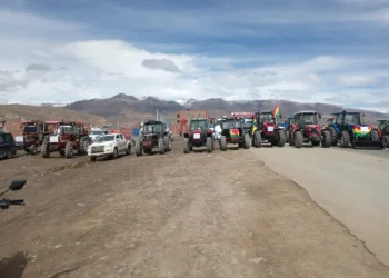 Productores de quinua rompen el estado de excepción con bloqueo en la carretera Oruro – Potosí y dan 48 horas al Gobierno para abrogar el Decreto 5676