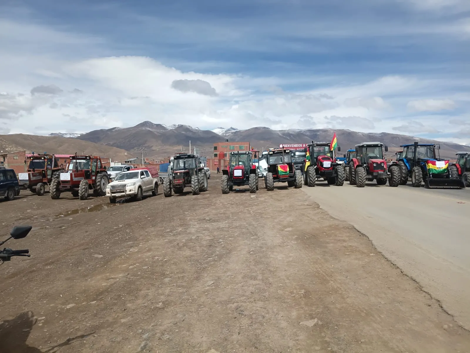 Productores de quinua rompen el estado de excepción con bloqueo en la carretera Oruro – Potosí y dan 48 horas al Gobierno para abrogar el Decreto 5676
