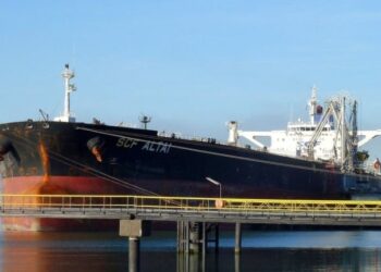 Sin dueño, sin bandera y sin seguro: el petrolero de la flota fantasma rusa sigue derramando crudo en Omán y crece la alerta ambiental