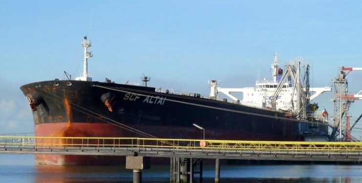 Sin dueño, sin bandera y sin seguro: el petrolero de la flota fantasma rusa sigue derramando crudo en Omán y crece la alerta ambiental