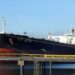 Sin dueño, sin bandera y sin seguro: el petrolero de la flota fantasma rusa sigue derramando crudo en Omán y crece la alerta ambiental