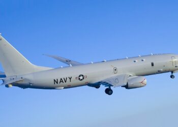 Tensión en Asia: un avión militar estadounidense sobrevoló el estrecho de Taiwán y el régimen chino vigiló la operación