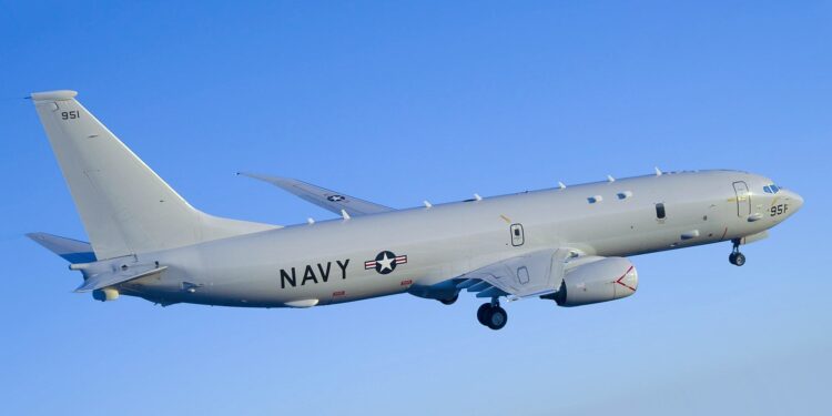 Tensión en Asia: un avión militar estadounidense sobrevoló el estrecho de Taiwán y el régimen chino vigiló la operación