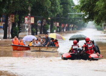 Al menos tres heridos y más de 350 vuelos cancelados por el paso del tifón Saudel en el sur de Japón