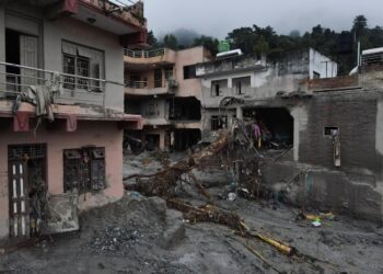 Nepal comenzó a enterrar cientos de cuerpos tras el alud que dejó al menos 903 muertos y más de 4.200 desaparecidos
