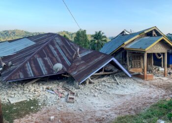 Un terremoto de magnitud 7,7 sacudió la costa de Indonesia y dejó al menos 20 muertos