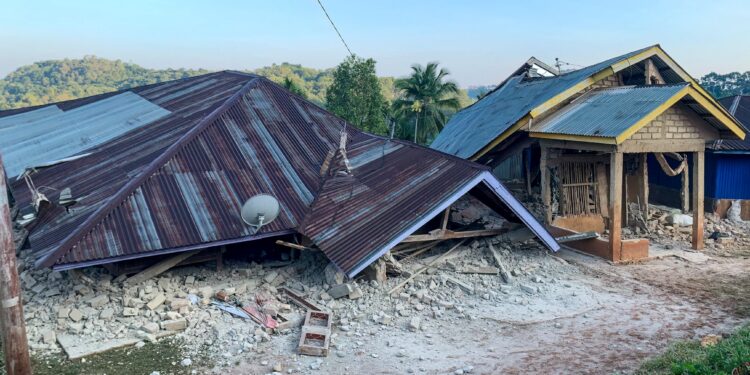 Un terremoto de magnitud 7,7 sacudió la costa de Indonesia y dejó al menos 20 muertos