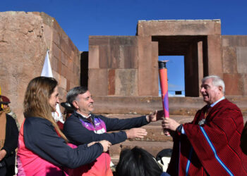 La antorcha suramericana inicia camino a Santa Fe desde Tiwanaku a un mes de los juegos