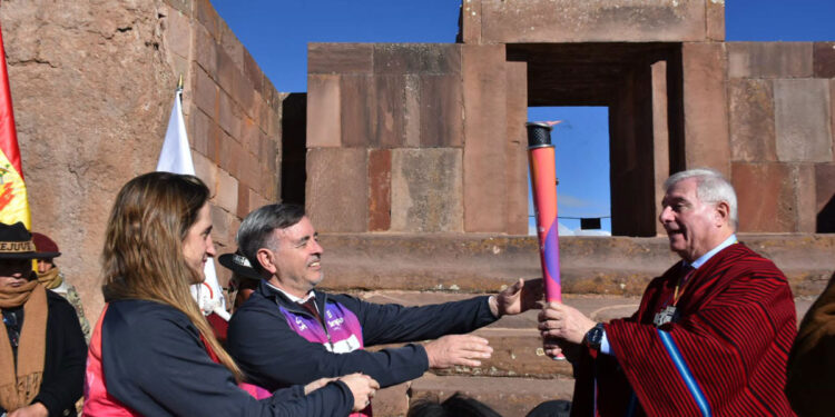 La antorcha suramericana inicia camino a Santa Fe desde Tiwanaku a un mes de los juegos