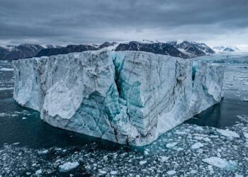 Un bloque de hielo del tamaño de Manhattan se desprendió de un glaciar en Groenlandia y amenaza con elevar el nivel del mar