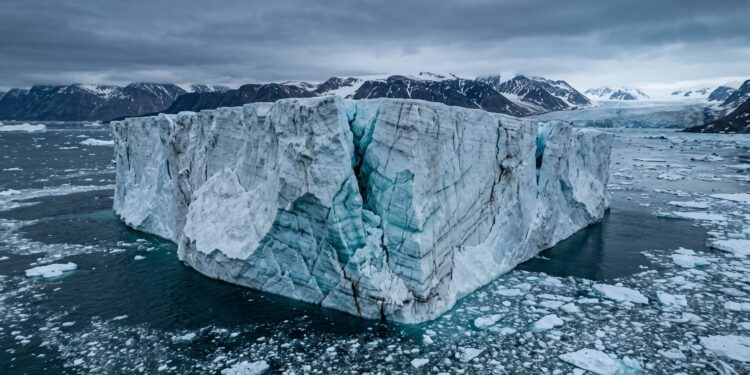 Un bloque de hielo del tamaño de Manhattan se desprendió de un glaciar en Groenlandia y amenaza con elevar el nivel del mar