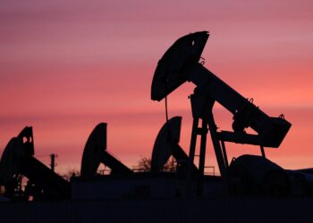 El petróleo continúa al alza ante la falta de avances entre EEUU e Irán para reabrir el estrecho de Ormuz
