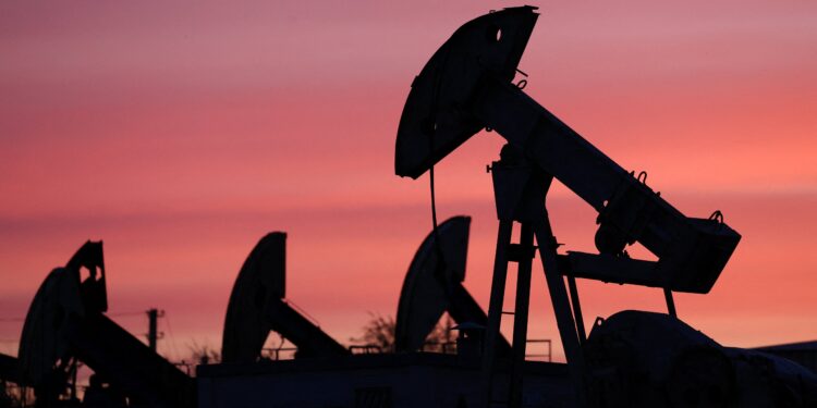 El petróleo continúa al alza ante la falta de avances entre EEUU e Irán para reabrir el estrecho de Ormuz