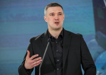 El ex ministro de Defensa de Ucrania pidió elecciones presidenciales pese a la guerra con Rusia y desafió a Zelensky