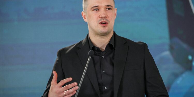 El ex ministro de Defensa de Ucrania pidió elecciones presidenciales pese a la guerra con Rusia y desafió a Zelensky
