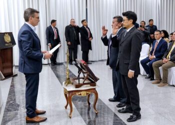 Paz recorta su gabinete a 12 ministerios para eliminar la «burocracia»