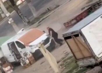 “Safaris humanos” rusos en Kherson: el momento en que un dron persigue y ataca deliberadamente a un civil ucraniano