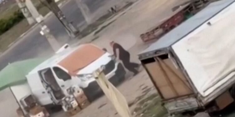 “Safaris humanos” rusos en Kherson: el momento en que un dron persigue y ataca deliberadamente a un civil ucraniano