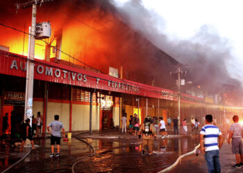 Un incendio de gran magnitud afecta la Feria Barrio Lindo en Santa Cruz