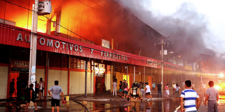 Un incendio de gran magnitud afecta la Feria Barrio Lindo en Santa Cruz