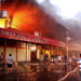 Un incendio de gran magnitud afecta la Feria Barrio Lindo en Santa Cruz