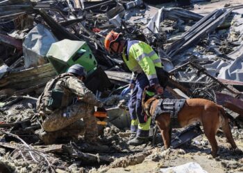 Las autoridades ucranianas siguen buscando desaparecidos tras un ataque ruso a un centro comercial que dejó 16 muertos