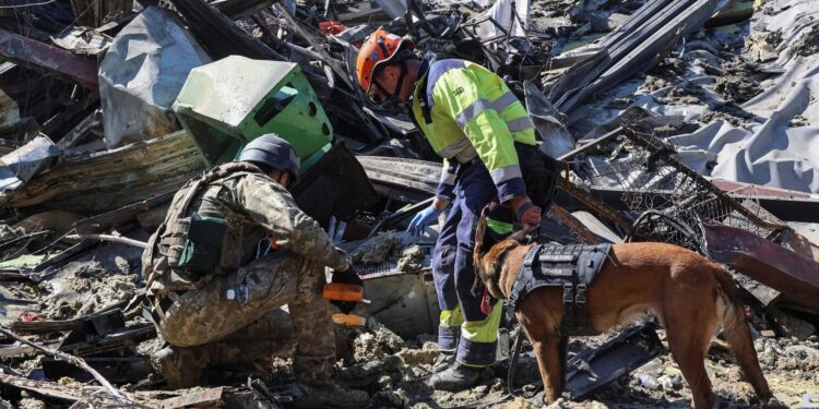 Las autoridades ucranianas siguen buscando desaparecidos tras un ataque ruso a un centro comercial que dejó 16 muertos