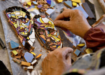 Kuska, las mujeres empoderadas que transforman cerámicas y azulejos reciclados en arte