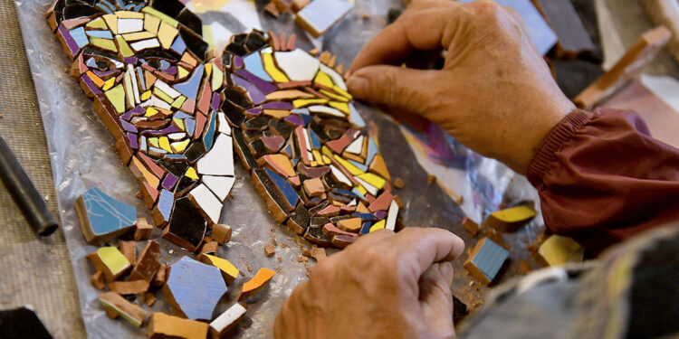 Kuska, las mujeres empoderadas que transforman cerámicas y azulejos reciclados en arte