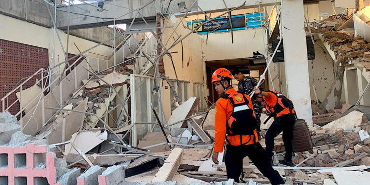 Cerca de medio centenar de muertos y 2.000 evacuados tras un terremoto de 7,7 en Indonesia