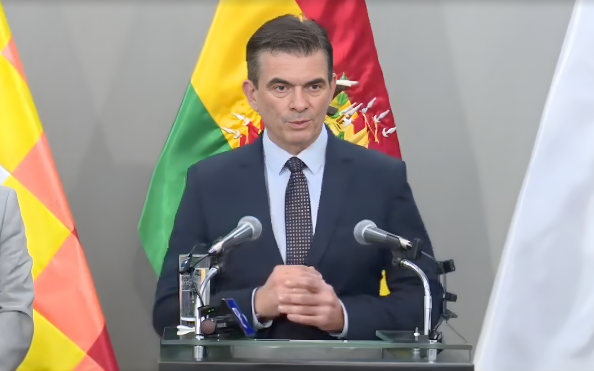 «No tenemos ni para pagar lo local, imagínese estar pagando algo internacional», el presidente Rodrigo Paz responde por el uso del avión presidencial y niega pago millonario a un medio estadounidense