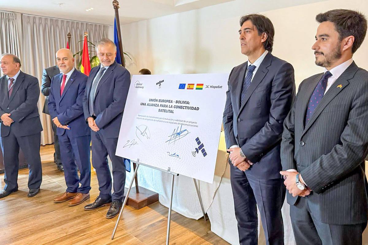 Bolivia y la UE firman acuerdo para impulsar proyecto piloto de conectividad satelital