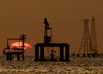 El petróleo sube por la tensión entre Estados Unidos e Irán y el desplome del tráfico marítimo en el estrecho de Ormuz