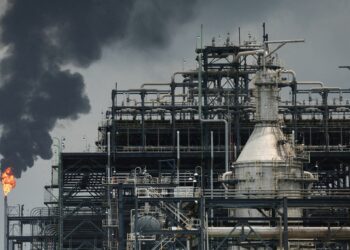 El precio del petróleo se mantiene por encima de los USD 100 ante la escalada de ataques iraníes en el estrecho de Ormuz