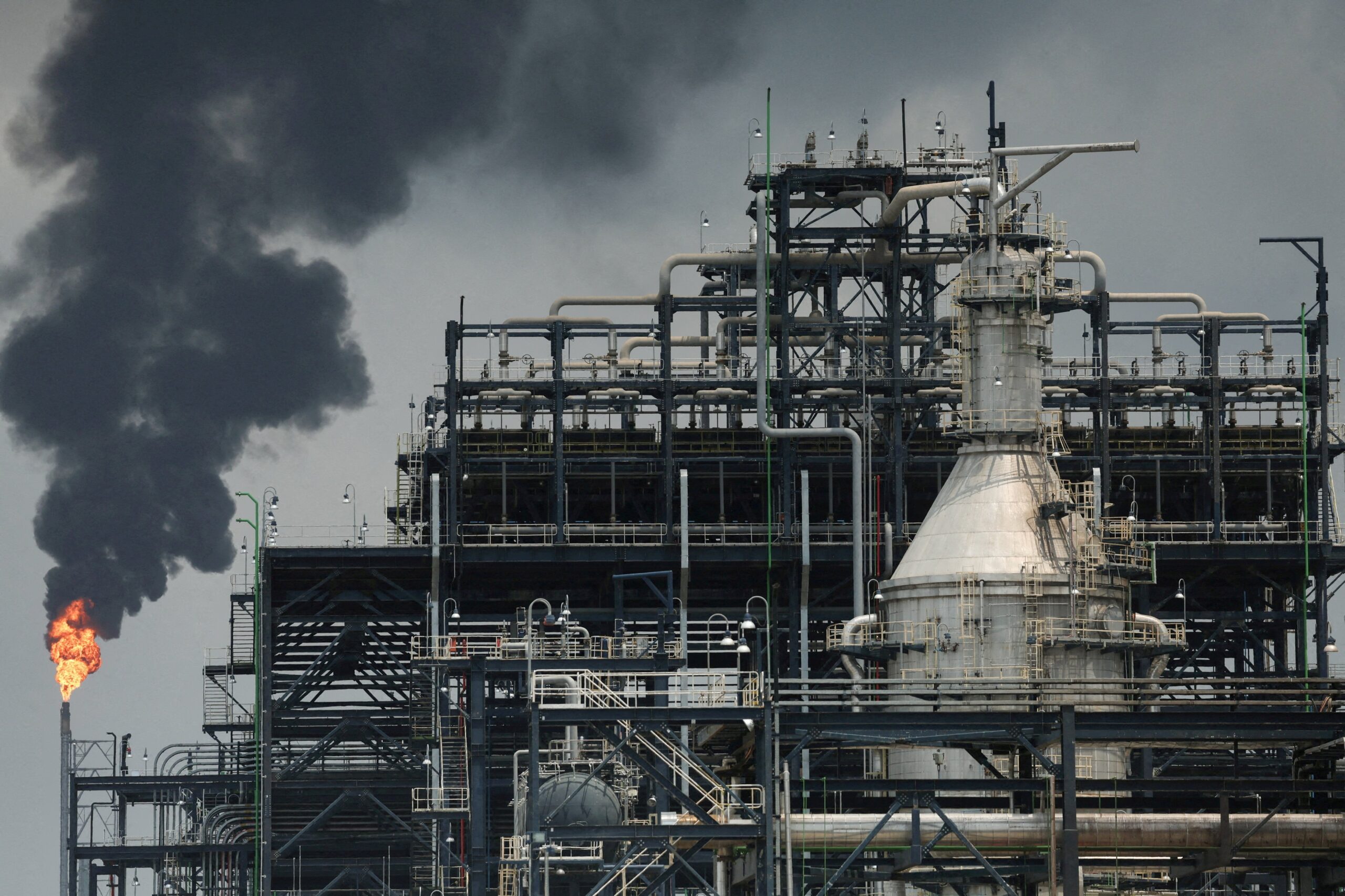 El precio del petróleo se mantiene por encima de los USD 100 ante la escalada de ataques iraníes en el estrecho de Ormuz