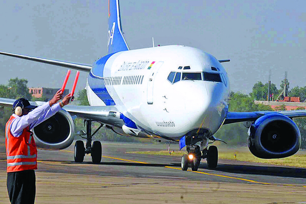 Experto alertan sobre impacto de libre importación de combustible aéreo en Bolivia