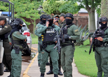 Allanan inmuebles del exfiscal general acusado de supuesta protección al «narcoterrorismo»
