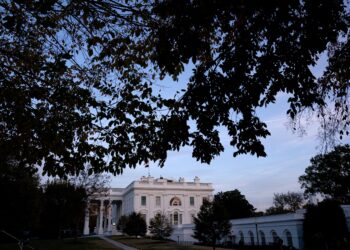 La Casa Blanca monitorea un posible brote de peste en Rusia tras la muerte de una trabajadora de un laboratorio